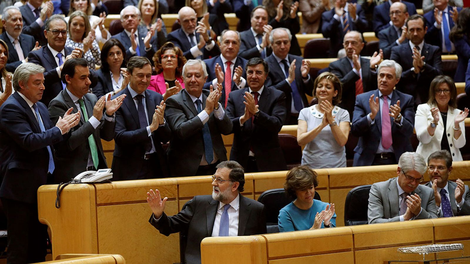 Los senadores del PP dedican una larga ovación a Rajoy tras su intervención