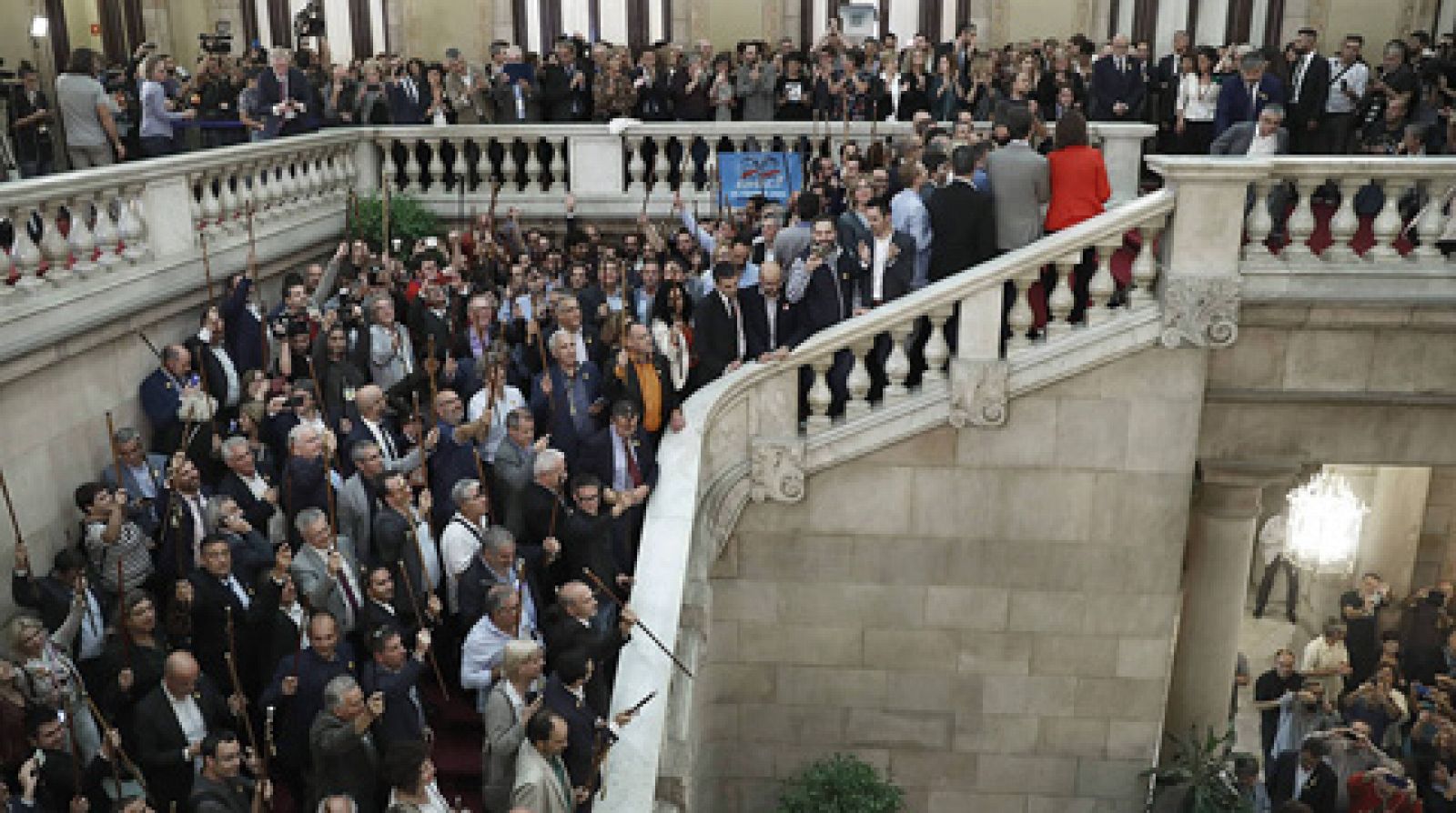 Telediario 1: Ciudadanos, PSC y PP han abandonado el pleno en el momento de la votación de la declaración unilateral de indepedendencia | RTVE Play