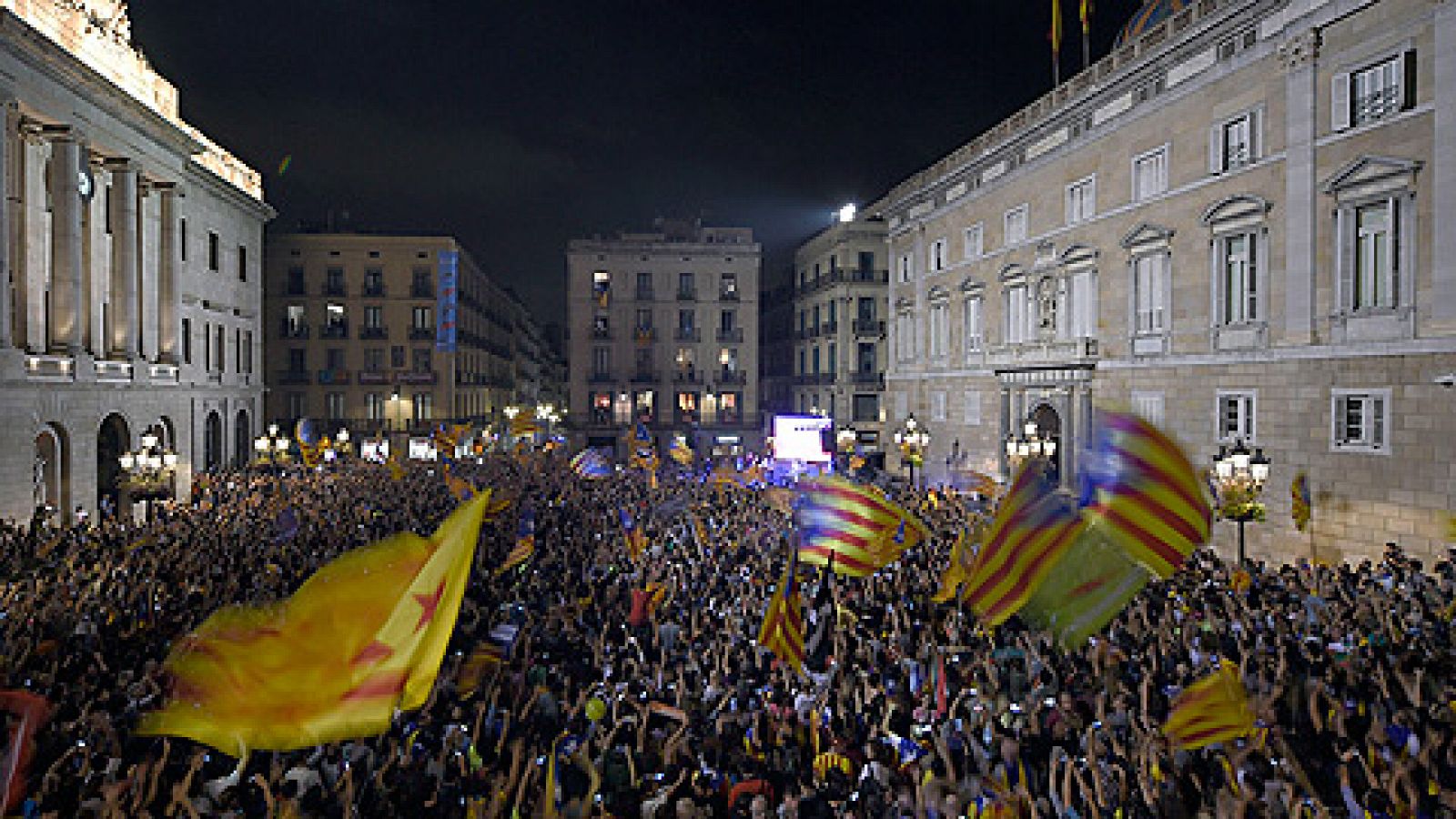 Telediario 1: Los independentistas celebran la declaración del Parlament en la plaza de Sant Jaume | RTVE Play