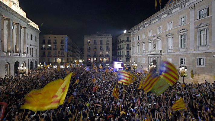 Telediario 1 - Los independentistas celebran la declaración del Parlament en la plaza de Sant Jaume