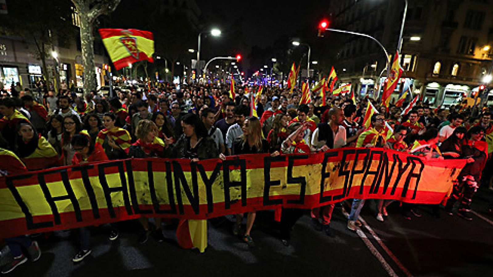 Cientos de manifestantes salen a la calle en Barcelona por la unidad de España