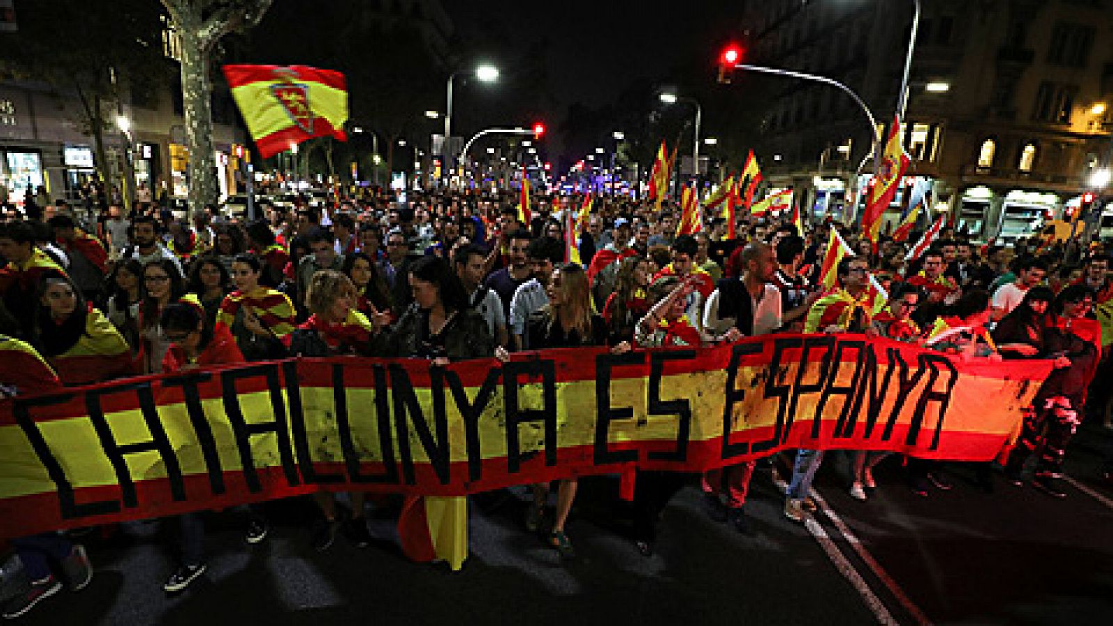 Telediario 1: Cientos de manifestantes salen a la calle en Barcelona por la unidad de España | RTVE Play