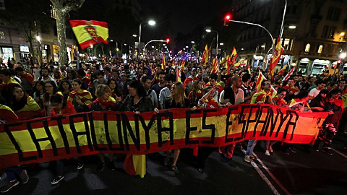 Telediario 1 - Cientos de manifestantes salen a la calle en Barcelona por la unidad de España