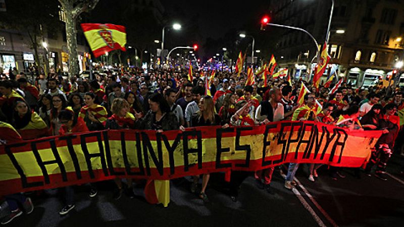 Cientos de manifestantes salen a la calle en Barcelona por la unidad de España