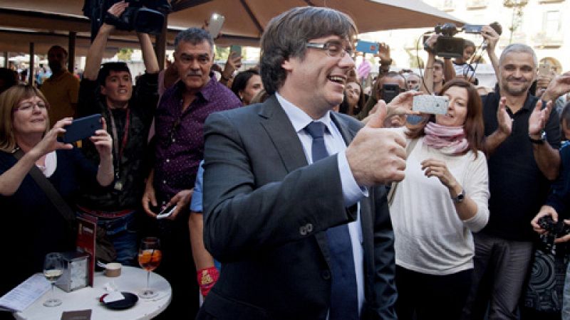Puigdemont recibe el apoyo de ciudadanos de Girona el día después de la declaración de indepdendencia