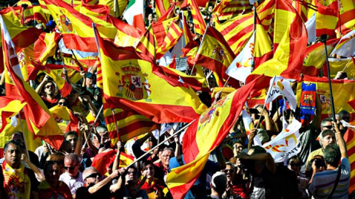 Cientos de miles de personas salen a la calle en Barcelona en defensa de la unidad de España