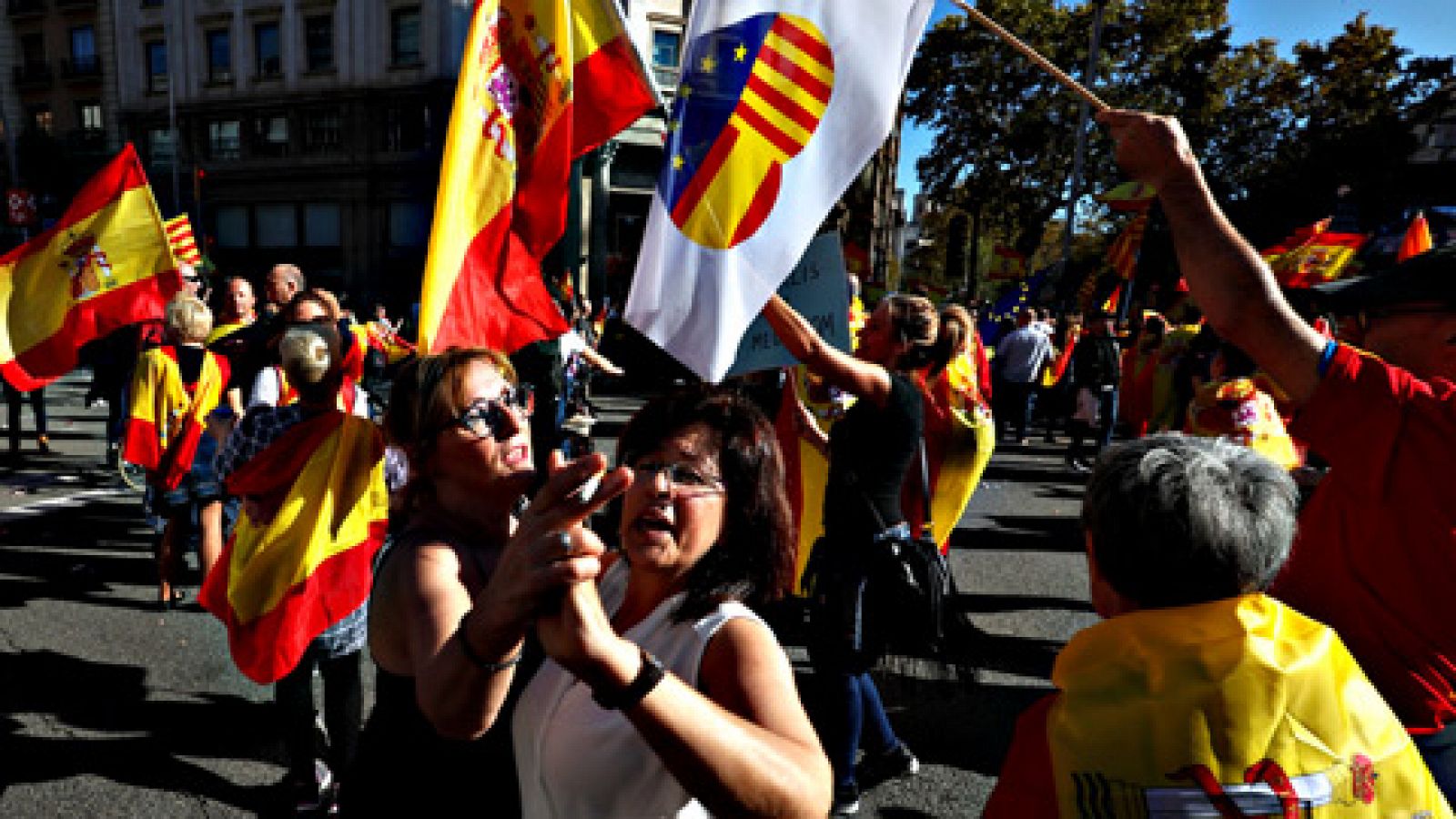 Telediario 1: Los participantes en la marcha de Barcelona reivindican la convivencia: "Nosotros también somos catalanes y españoles" | RTVE Play