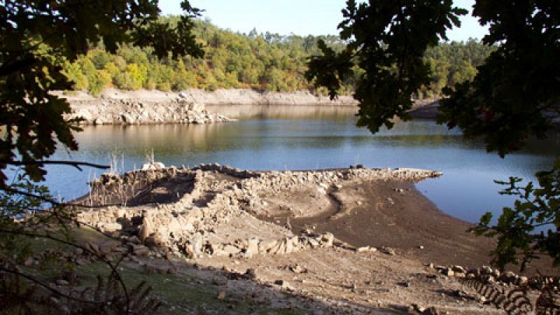 La sequía deja al descubierto las antiguas termas en el embalse de Yesa, Zaragoza