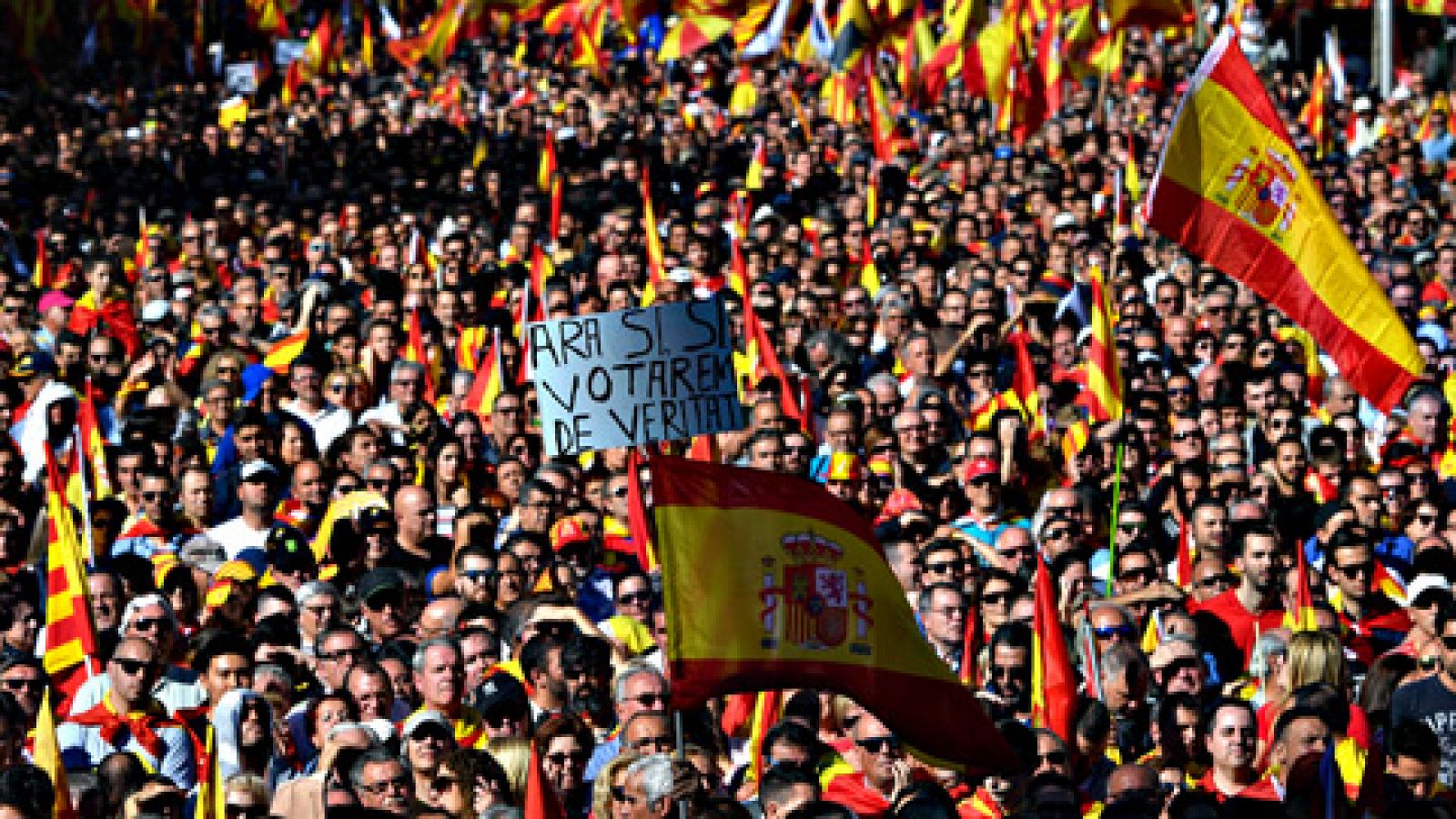 Telediario 1: Un multitud sale a la calle en Barcelona para defender la convivencia en Cataluña y la unidad de España | RTVE Play