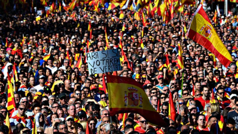 Una multitud sale a la calle en Barcelona para defender la convivencia en Cataluña y la unidad de España