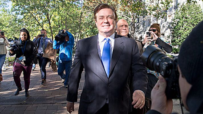 Telediario 1 - El ex jefe de campaña de Trump, Paul Manafort, es acusado de complot contra EE.UU.