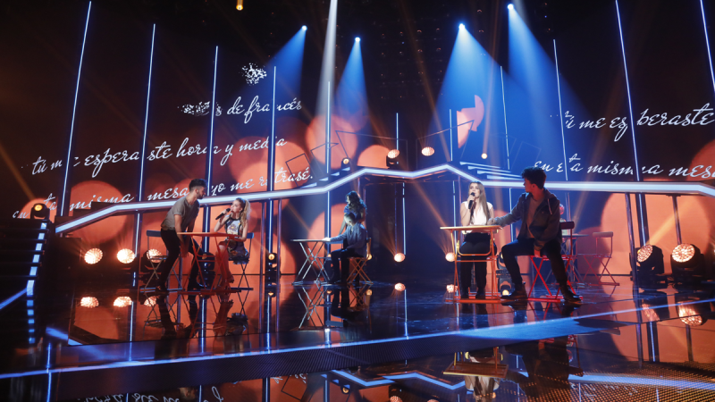 Operaci�n Triunfo - Nerea y Amaia cantan 'Las cuatro y diez' en la gala 1 de OT