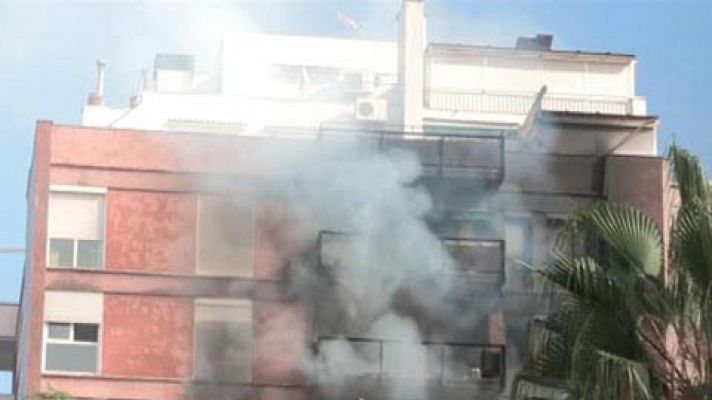 Informativo 24h - Un muerto y un herido crítico en el incendio de un bloque de viviendas en Barcelona