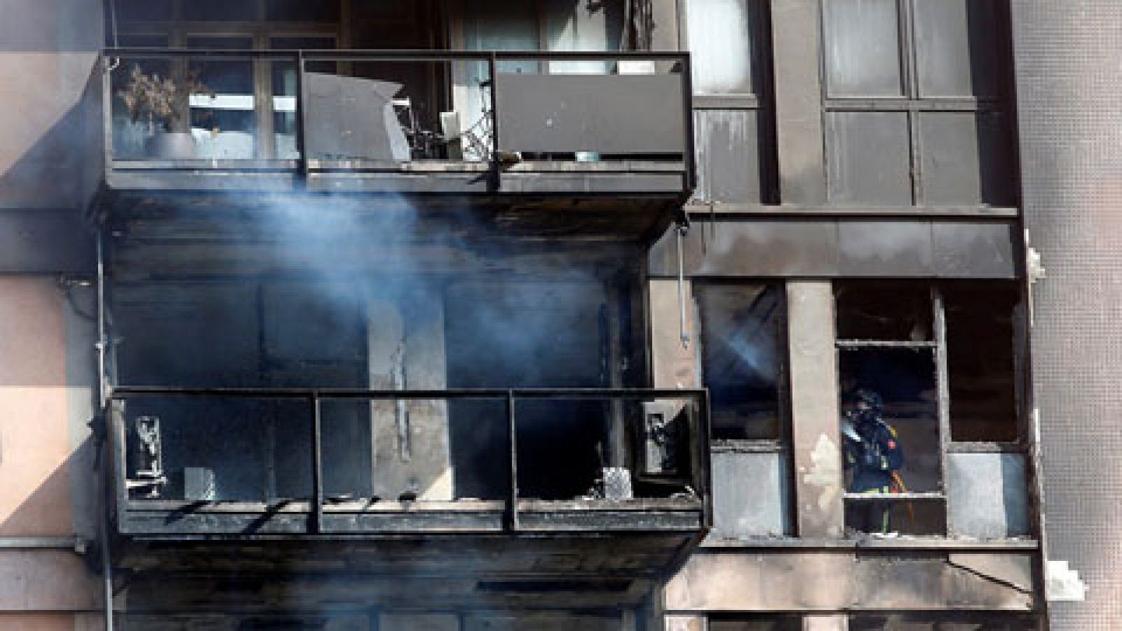 Telediario 1: Muere una persona y otra resulta herida grave en el incendio de un edificio en Barcelona | RTVE Play