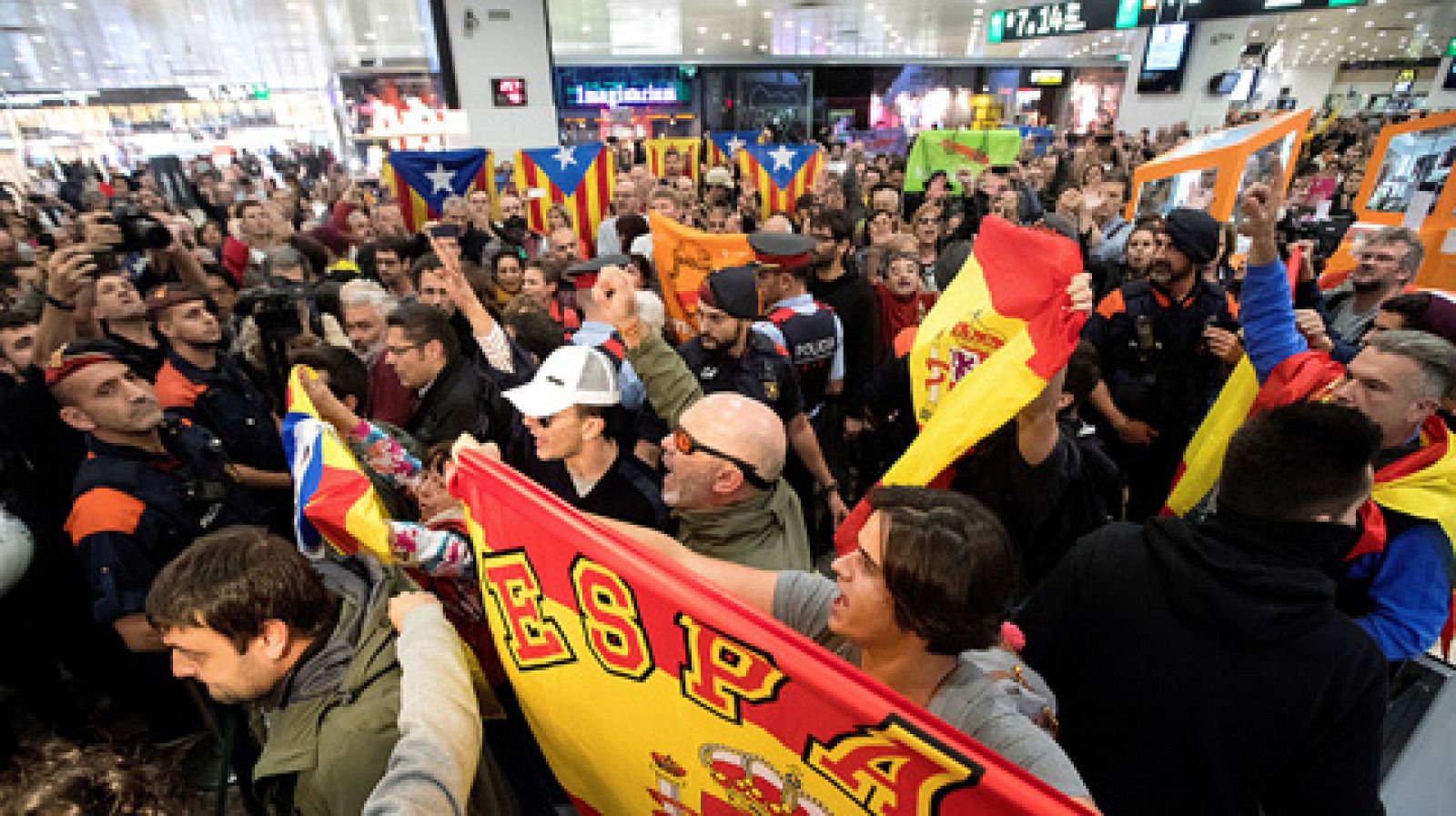 Telediario 1: Tensión en Sants y en Atocha en la despedida y llegada de miembros de la Mesa del Parlament | RTVE Play