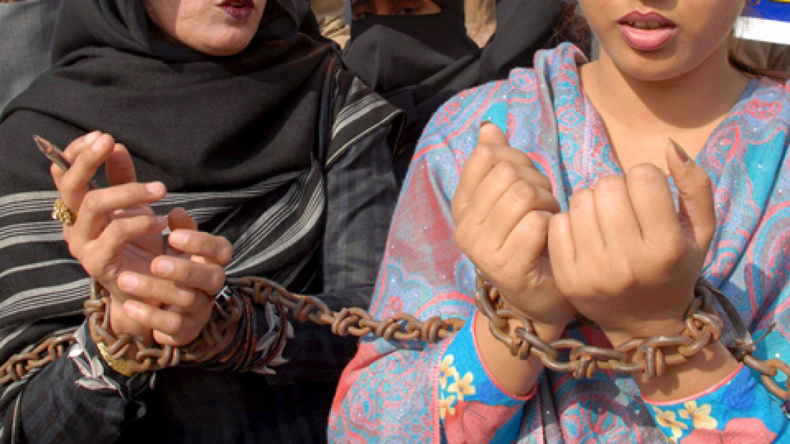 Telediario 1: Una joven paquistaní es procesada tras envenenar a 17 familiares de su marido impuesto | RTVE Play
