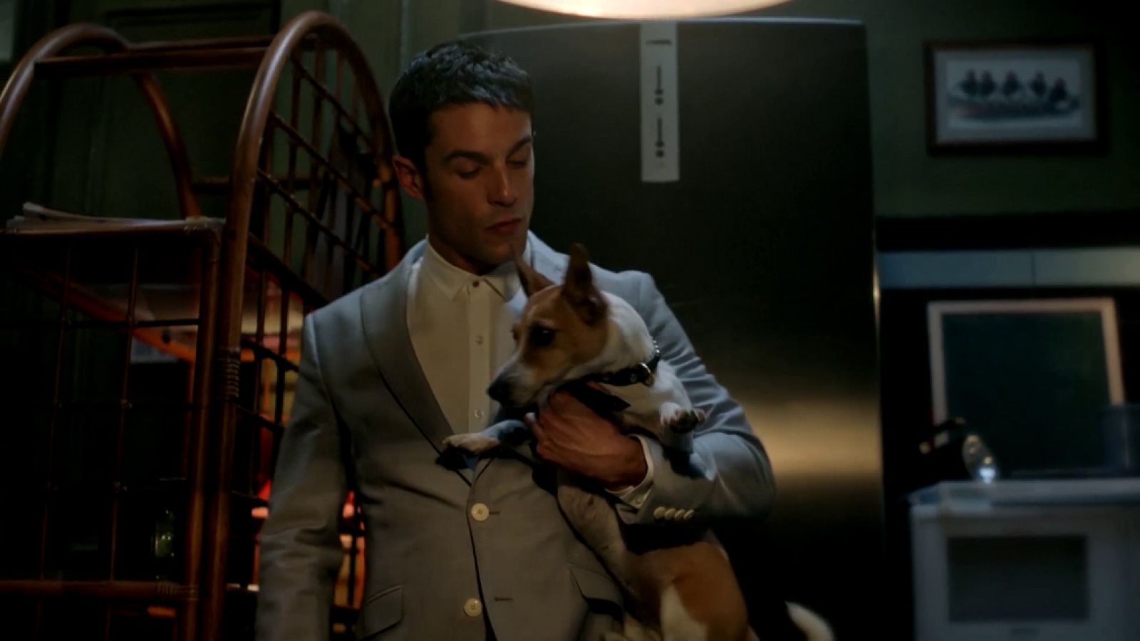 Así se ruedan las escenas con Papuchi, el perro del Enlace 