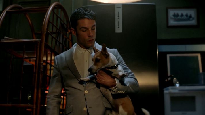 Así se ruedan las escenas con Papuchi, el perro del Enlace 