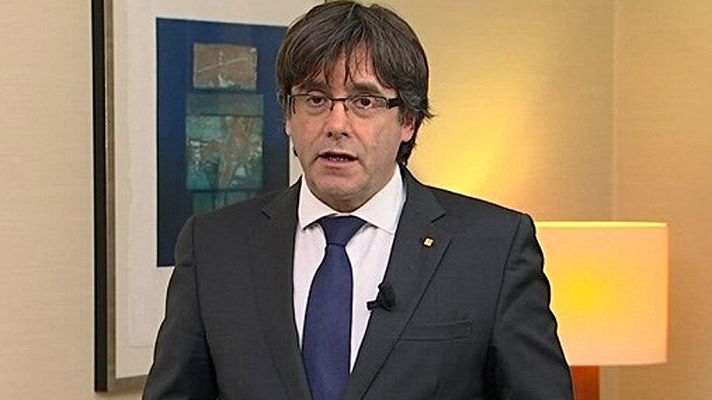 Telediario 1 - Puigdemont, ante el encarcelamiento de sus exconsejeros: "Es un gravísimo atentado a la democracia"