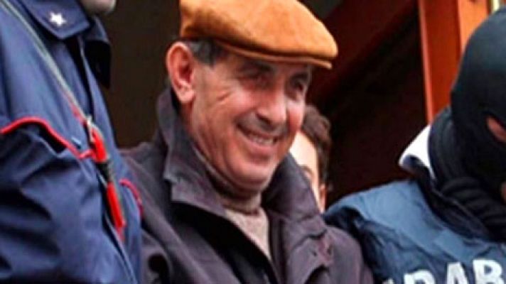 Telediario 1 - Un capo de la mafia intenta asesinar a su hija por que se enamoró de un carabinero.