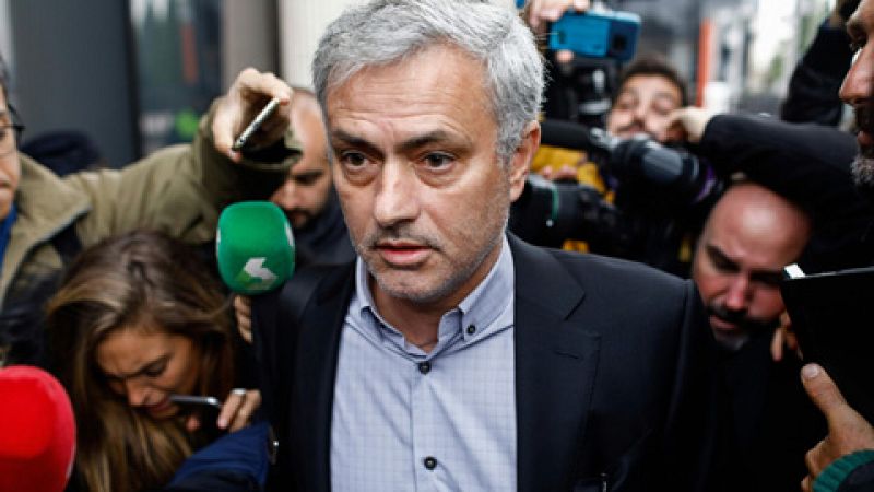El exentrenador del Real Madrid Jose Mourinho ha declarado en Pozuelo, acusado de haber defraudado 3,3 millones de euros en su etapa en la capital de España.