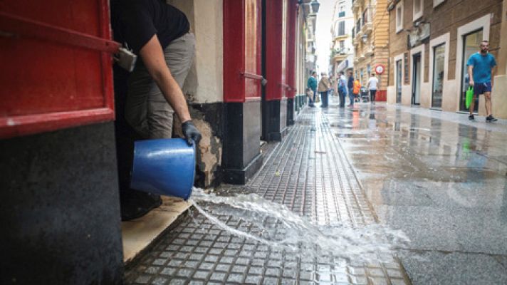 Telediario 1 - Una tromba de agua provoca numerosas incidencias en la provincia de Cádiz