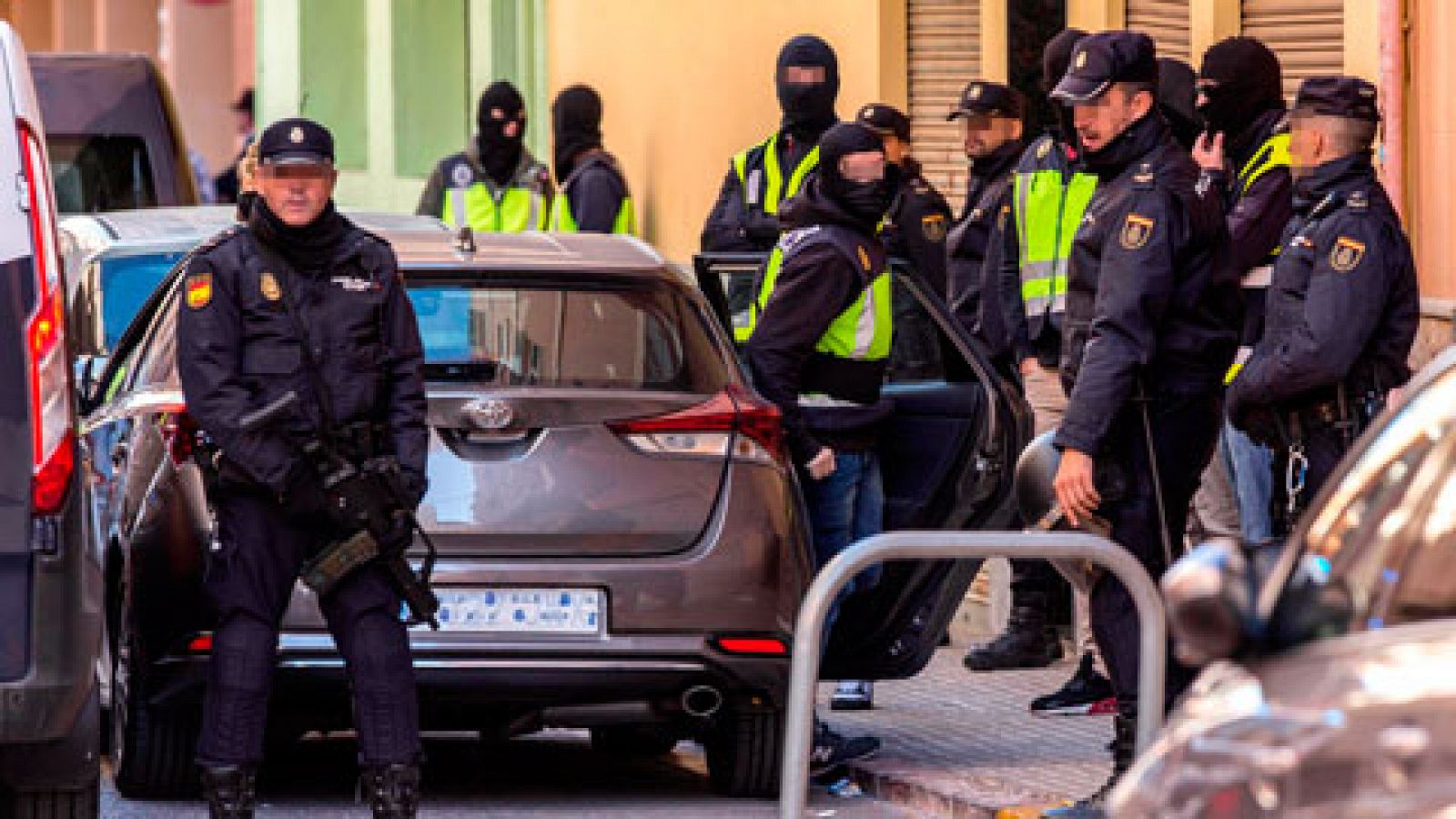 Telediario 1: Detenido un marroquí de 47 años por presuntamente reclutar a yihadistas para Daesh en Valencia | RTVE Play