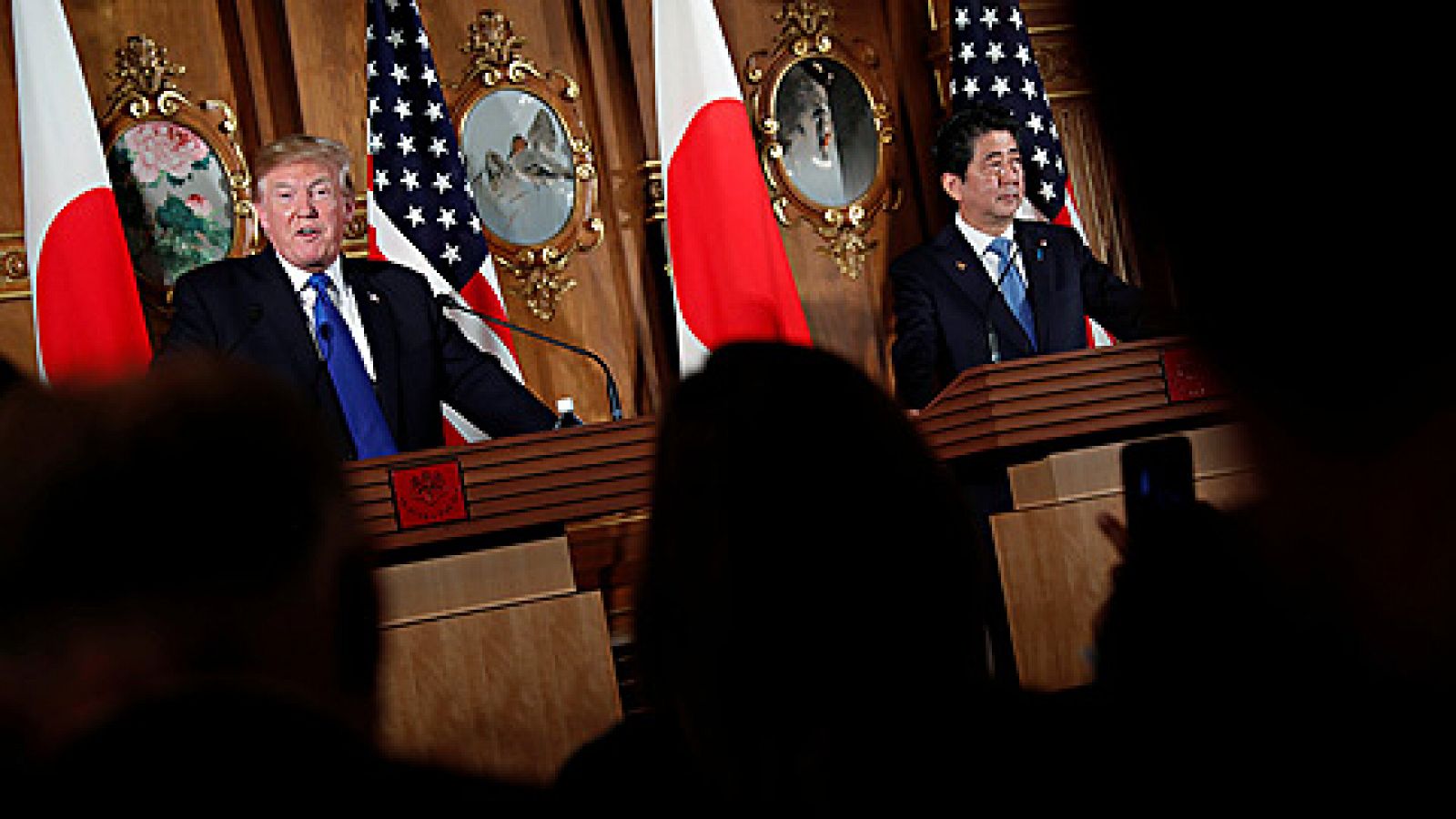 Telediario 1: Trump hace frente con Abe contra Corea del Norte durante su visita a japón | RTVE Play