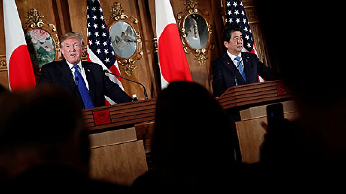 Trump hace frente con Abe contra Corea del Norte durante su visita a japón