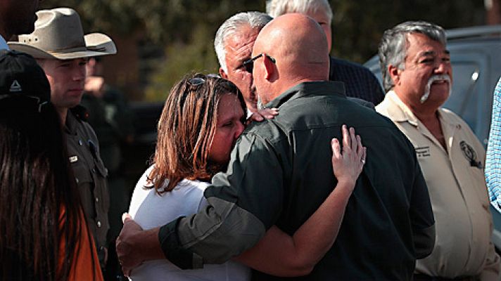 Telediario 1 - El tiroteo mortal conmociona la pequeña comunidad de Sutherland Springs