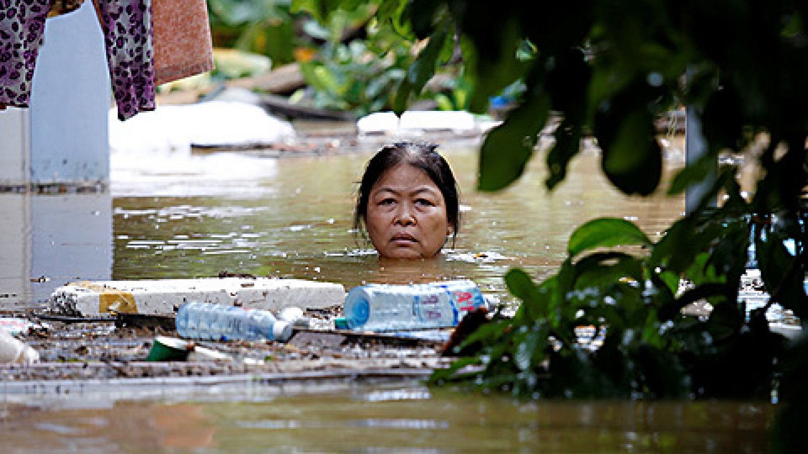 Telediario 1: El tifón Damrey deja más de 60 muertos y numerosas localidades anegadas en Vietnam | RTVE Play