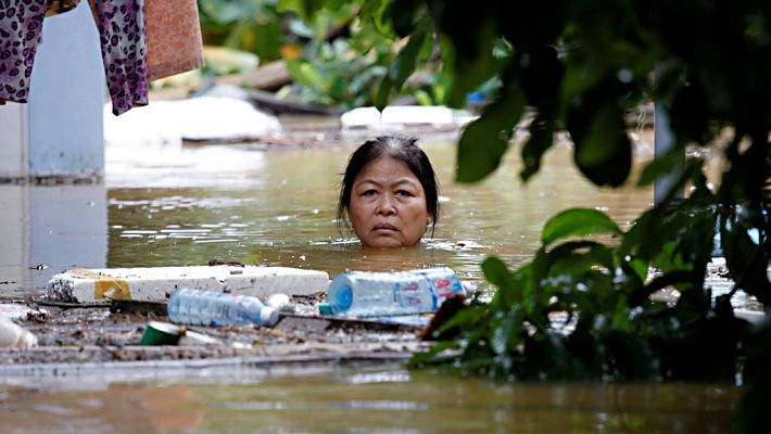 Telediario 1 - El tifón Damrey deja más de 60 muertos y numerosas localidades anegadas en Vietnam