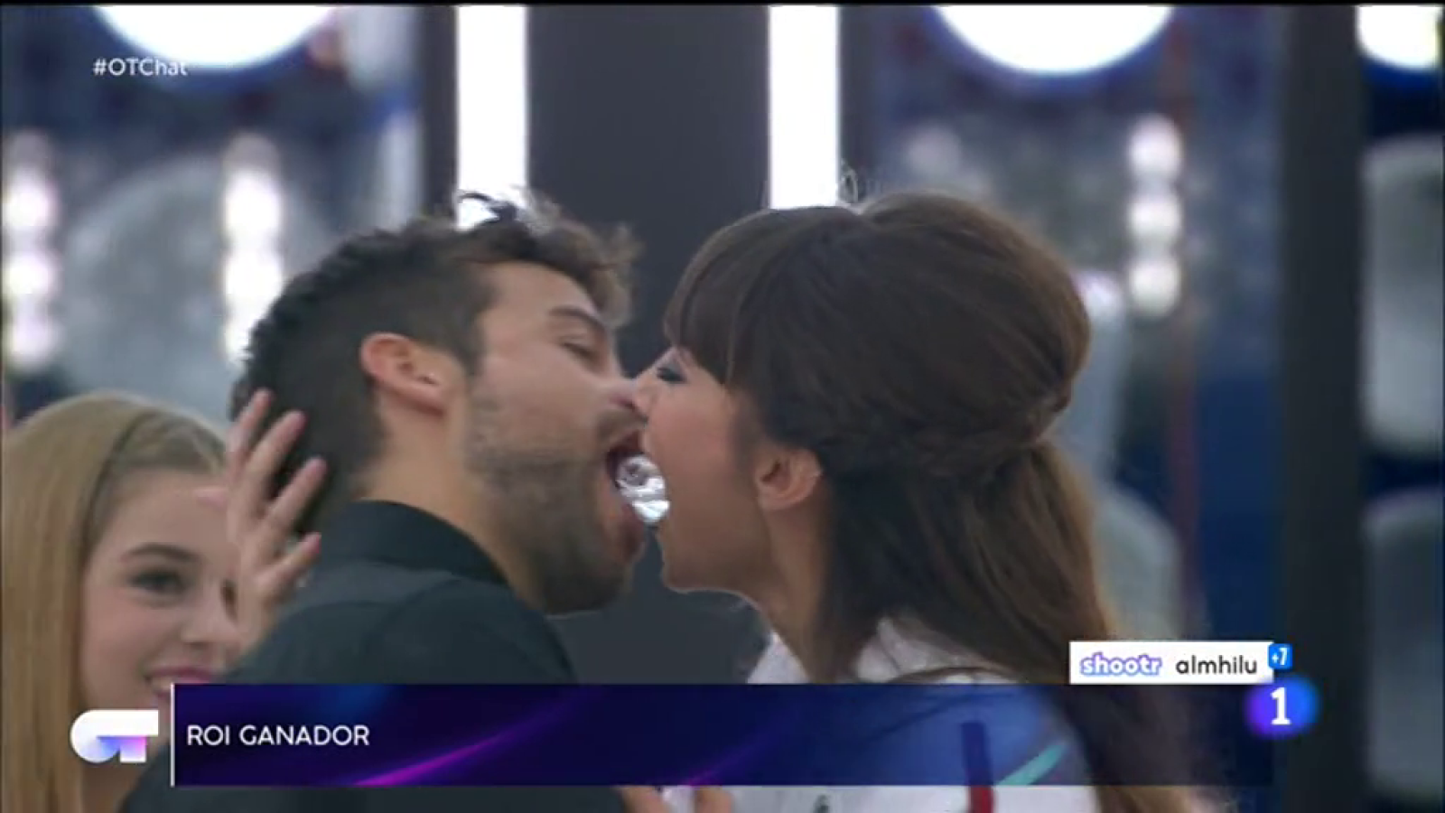 Operación Triunfo - Los concursantes juegan a pasarse el hielo con la boca