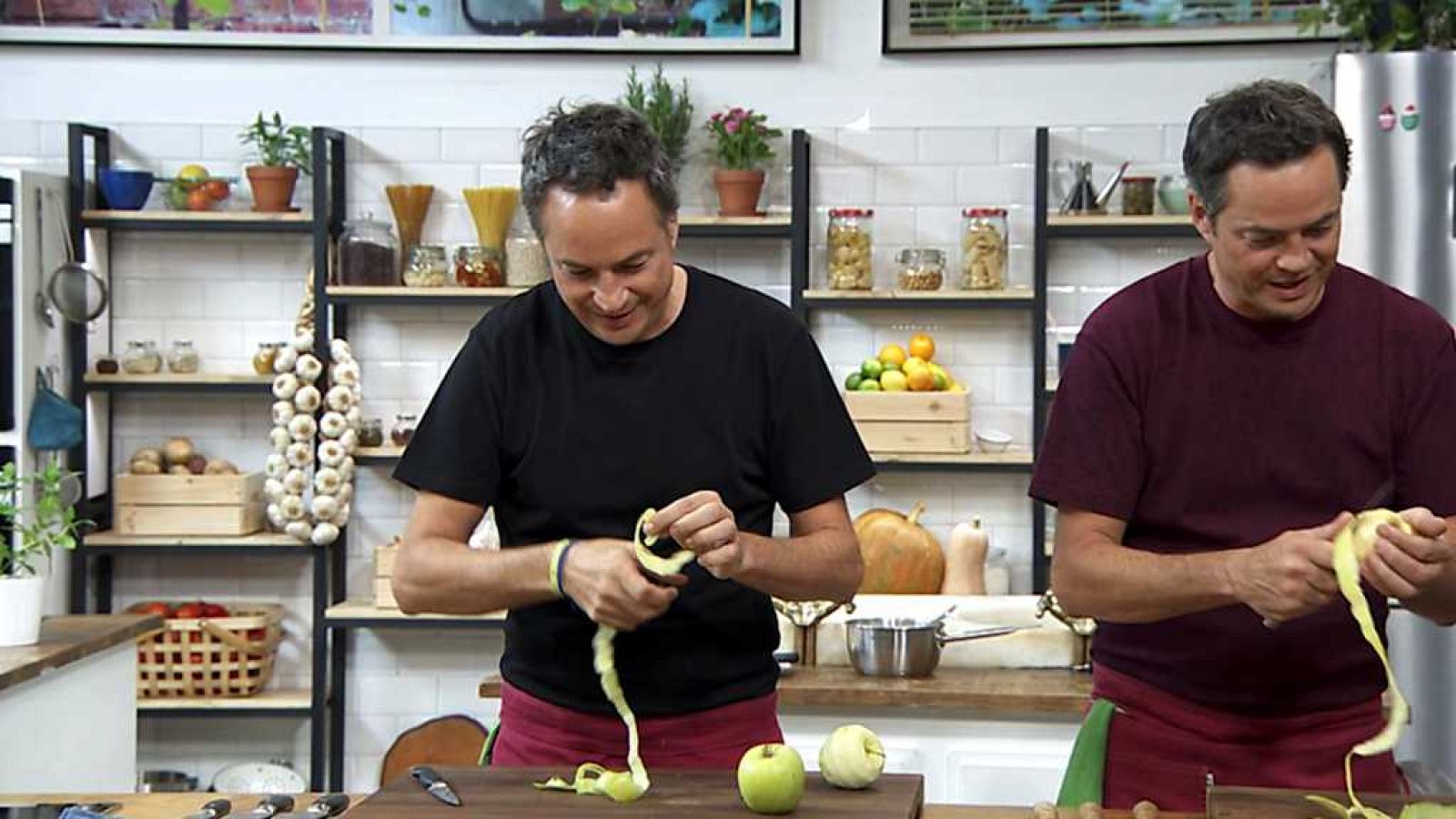 Torres en la cocina - Brochetas de cordero. Manzanas con crema de naranja - ver ahora