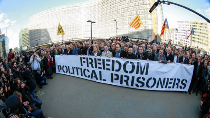 Doscientos alcaldes independentistas protestan en Bruselas por la "persecución" al Govern cesado