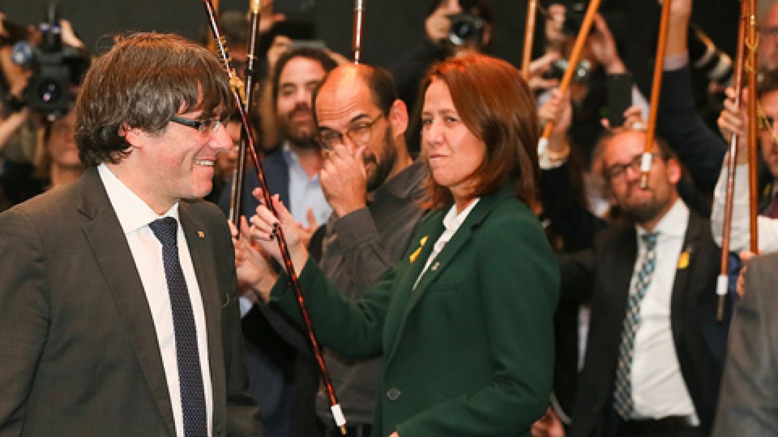 Informativo 24h: Puigdemont, a la UE: "¿Continuarán ayudando a Rajoy en este golpe de Estado?" | RTVE Play