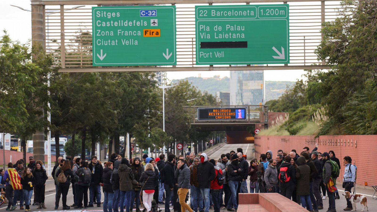 Hasta 50 carreteras cortadas en Cataluña por los piquetes