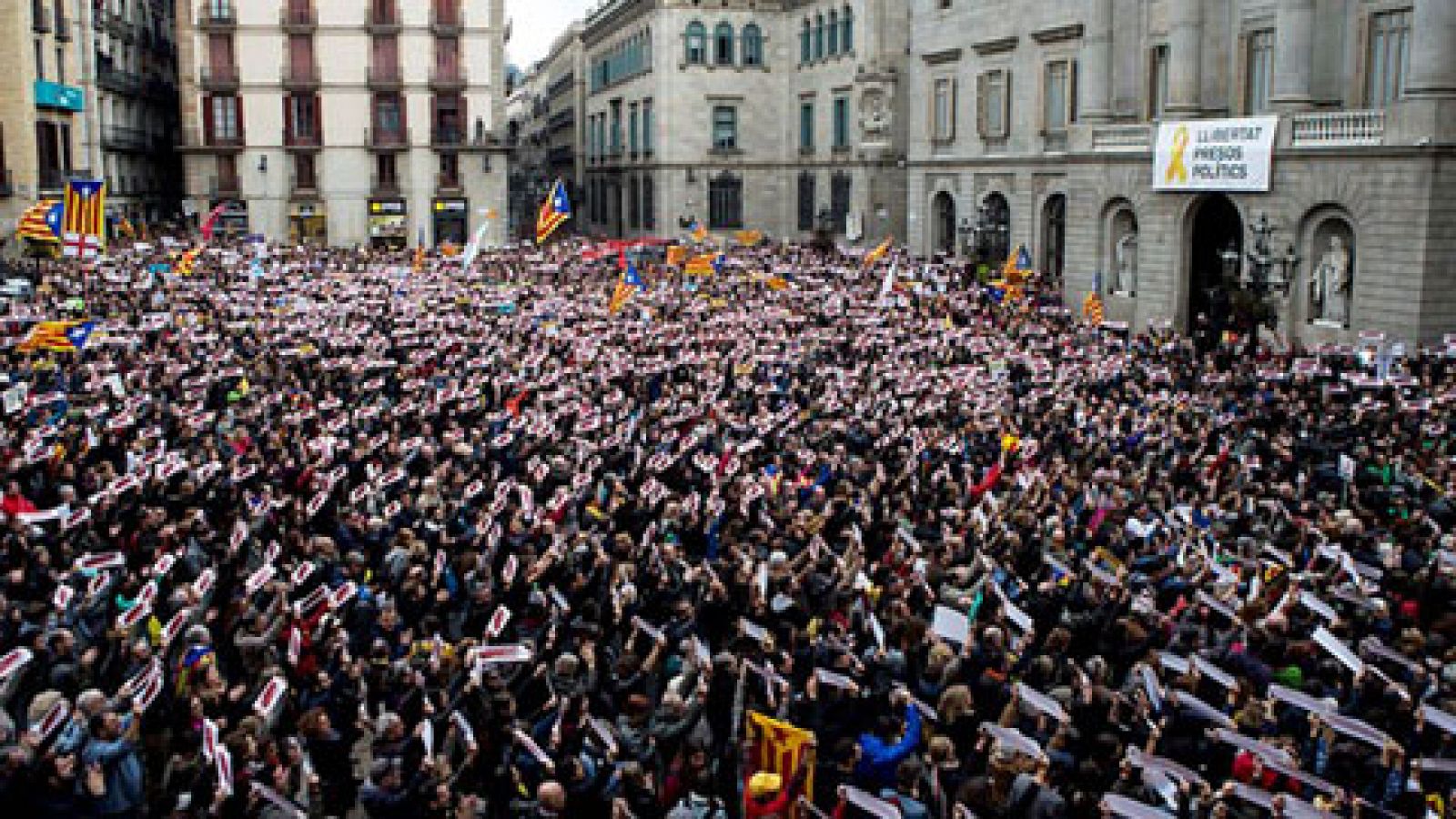 Telediario 1: Unas 8.000 personas se concentran en Sant Jaume para reclamar la libertad de los encarcelados | RTVE Play