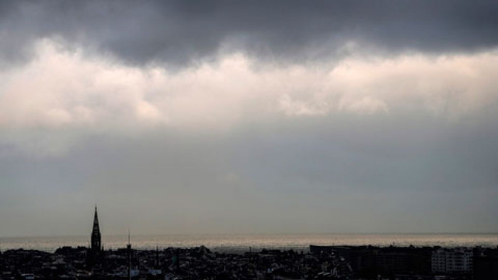 Precipitaciones localmente fuertes y/o persistentes en La Palma, extremo oriental del Cantábrico y Baleare