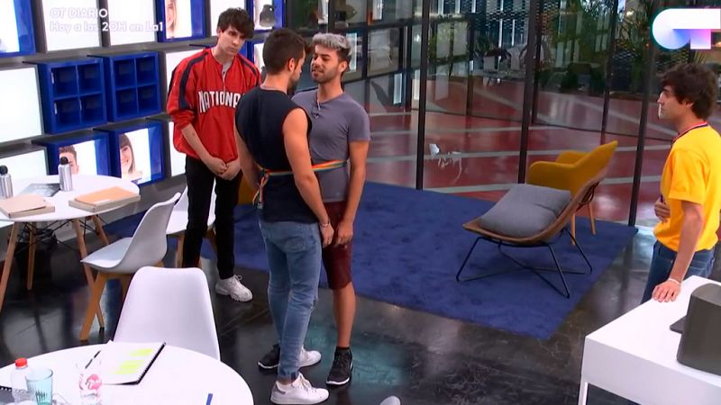 Operaci�n Triunfo - Saltan chipas entre Ricky y Agoney