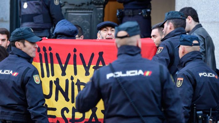 Consignas de apoyo a Forcadell y banderas de España para recibir a la presidenta del Parlament en el Supremo