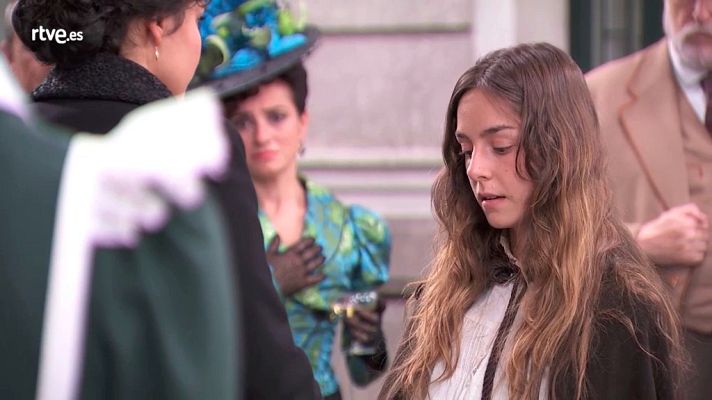 Acacias 38 - Olga se descubre delante de todos los vecinos