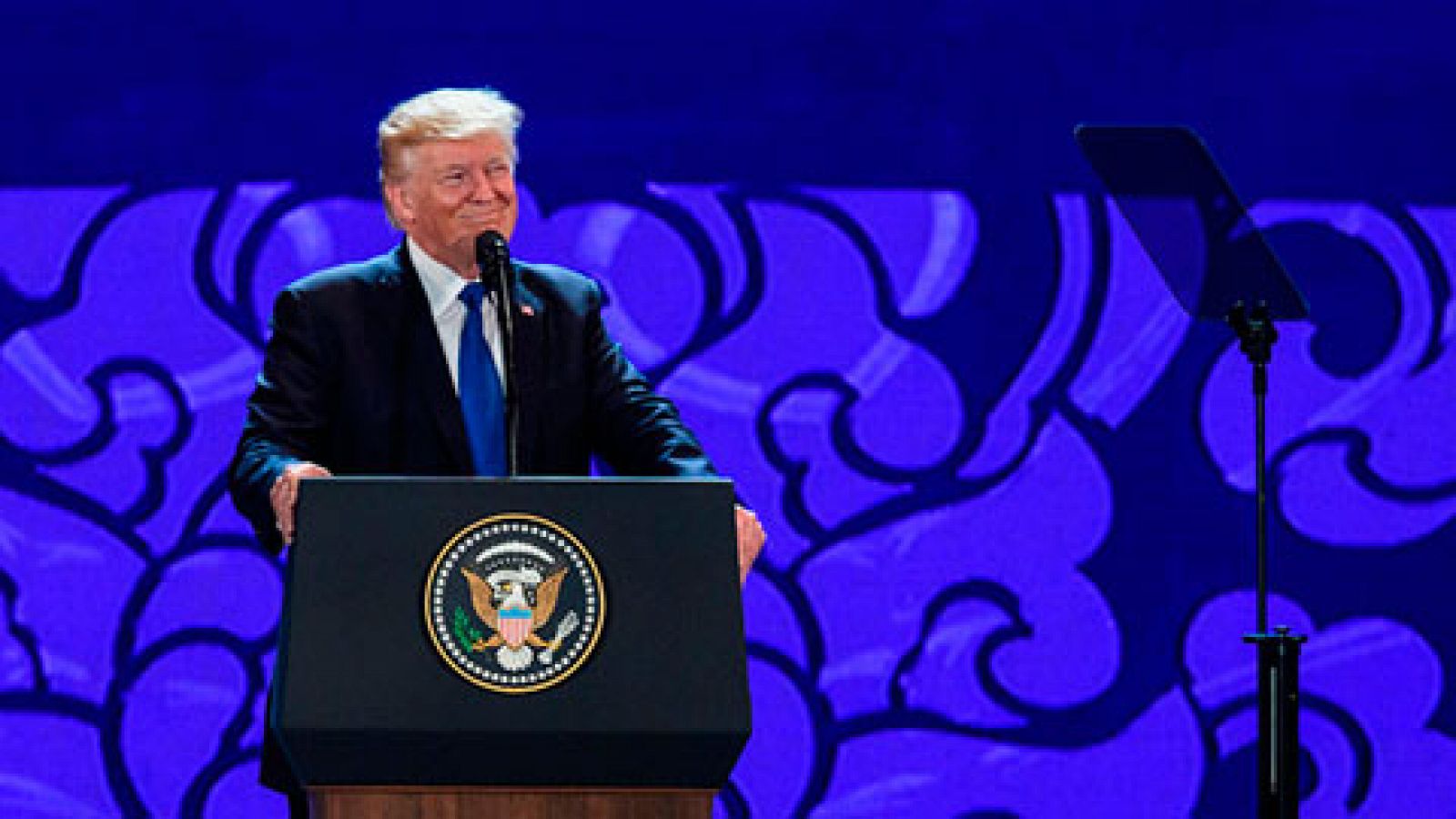 Telediario 1: Trump y Xi exhiben su distinta concepción del comercio en el Foro de Cooperación Económica Asia- Pacífico | RTVE Play