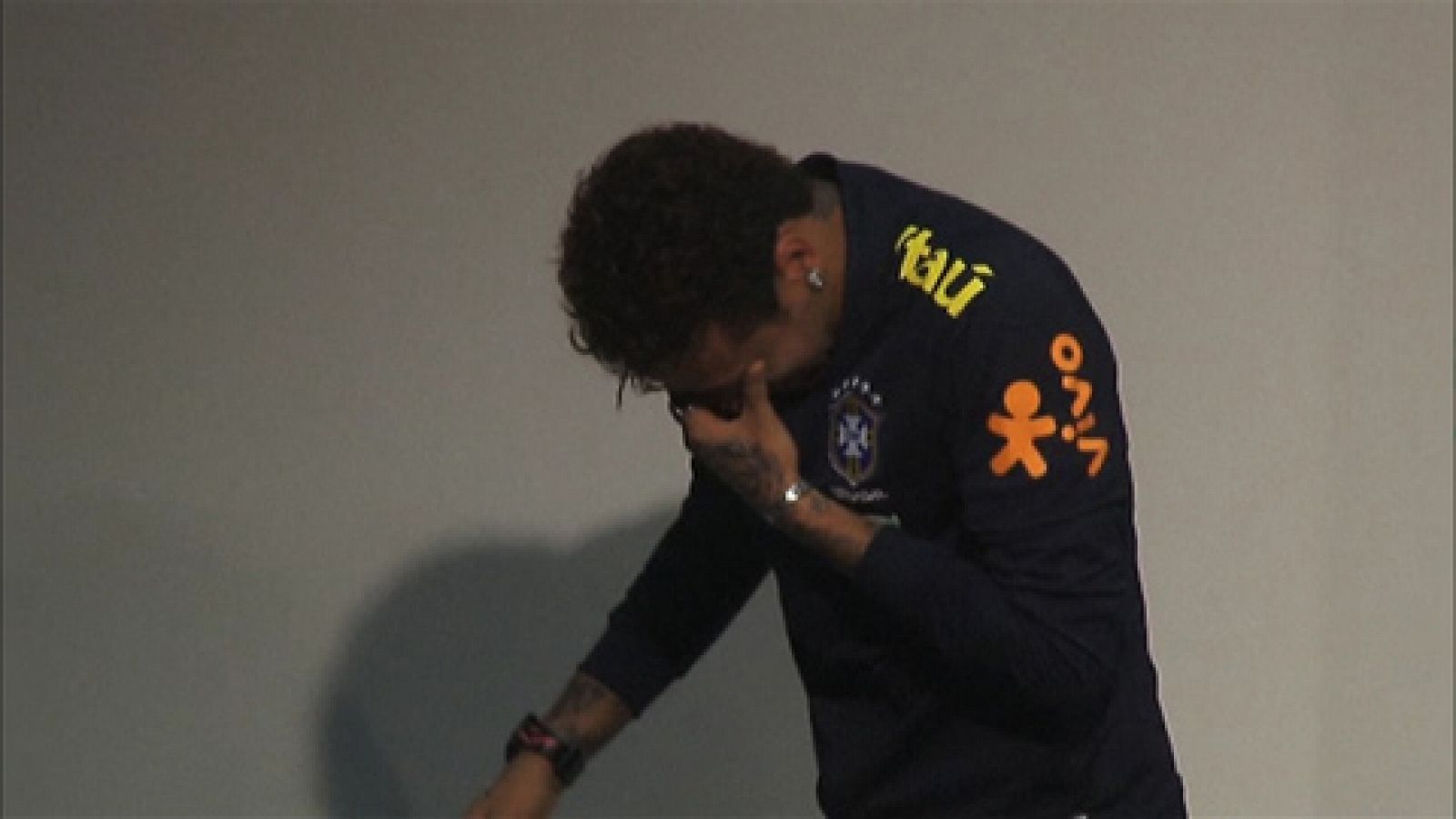 Telediario 1: Neymar rompe a llorar ante la prensa | RTVE Play