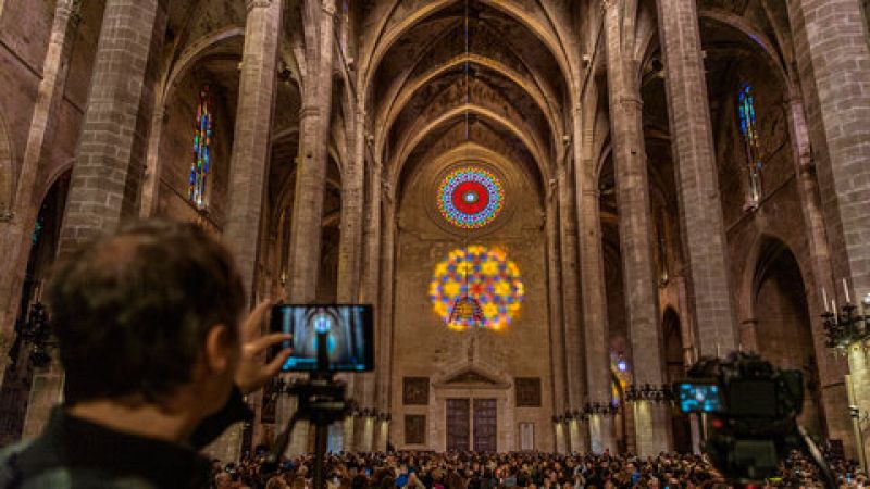Cientos de personas acuden a la catedral de Palma para ver el espectáculo del ocho
