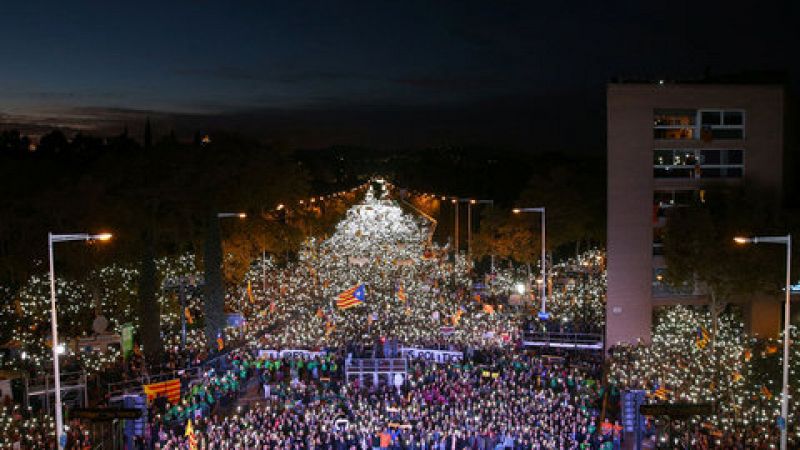 Cientos de miles de personas piden en Barcelona liberar a los presos del 'procés'