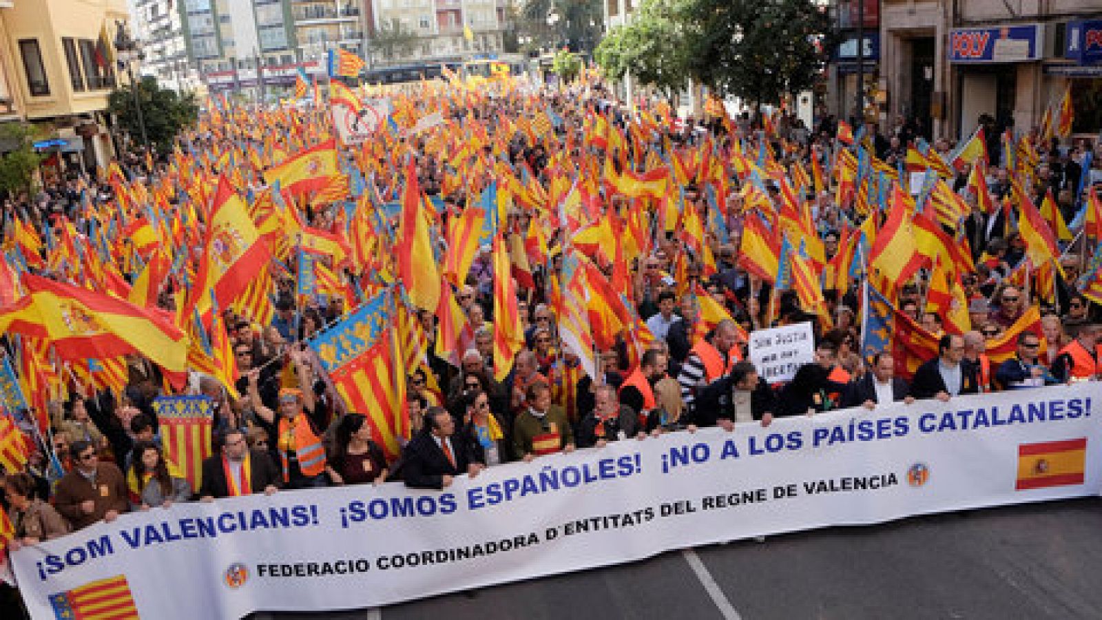 Telediario 1: Miles de personas se manifiestan en Valencia para rechazar el nacionalismo catalán | RTVE Play