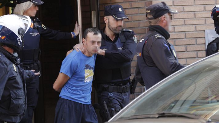 Telediario 1 - La Policía reconstruye el crimen de Alzira en presencia del detenido por degollar presuntamente a su hija