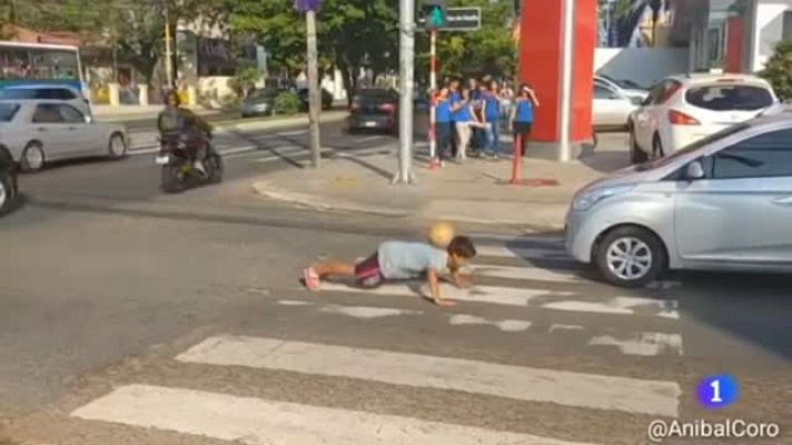 Telediario 1 - Del semáforo a la escuela del equipo de sus sueños, la historia de Iván