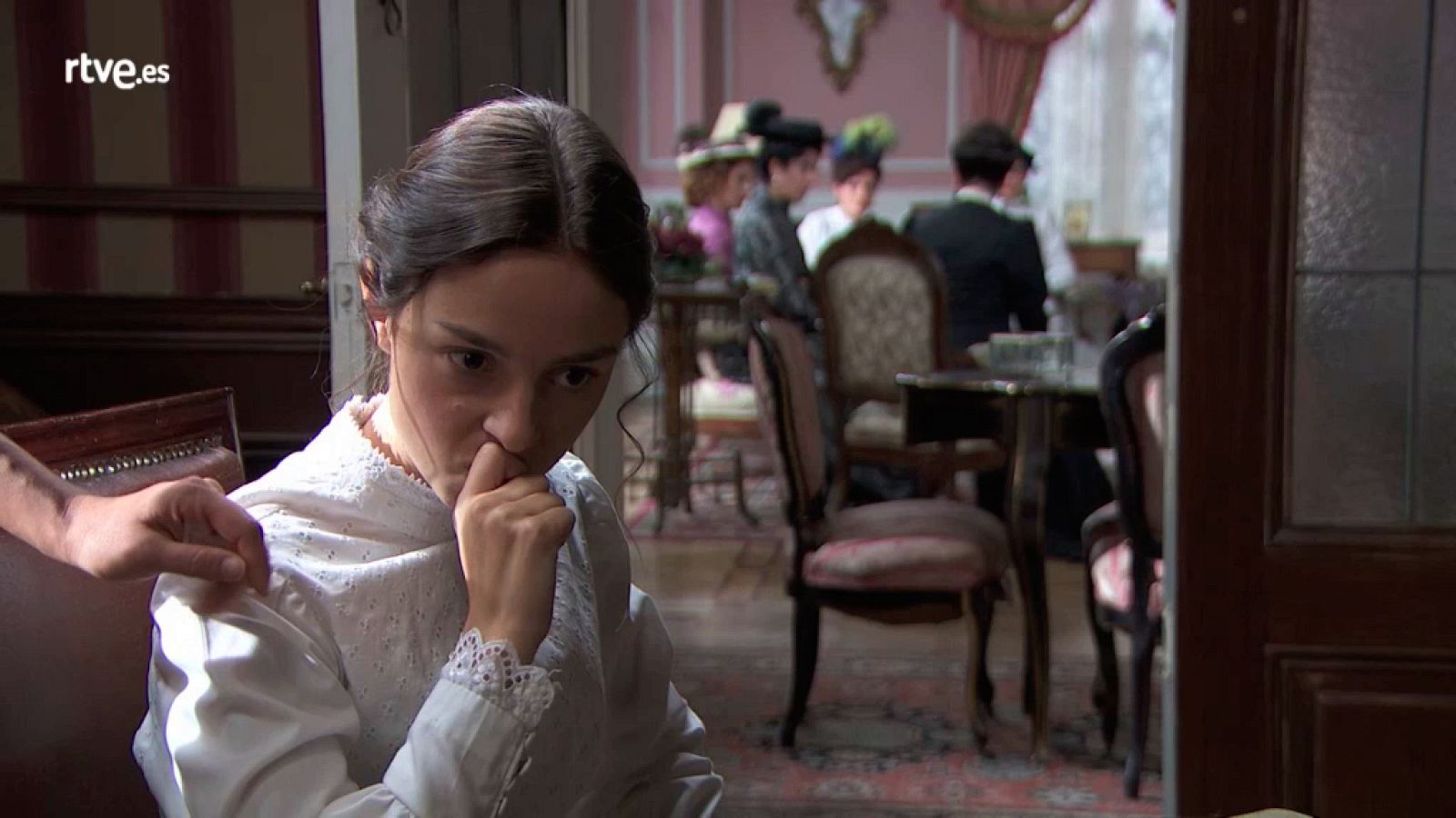 Acacias 38 - Olga escucha como Úrsula miente sobre su historia